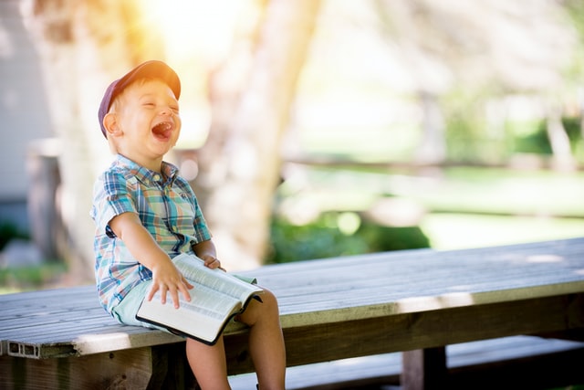 bambino che legge