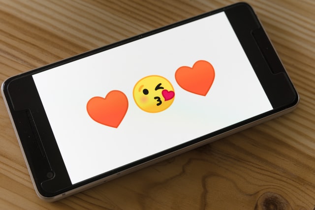 smartphone con emoji