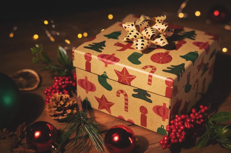pacco regalo con luci e vischio