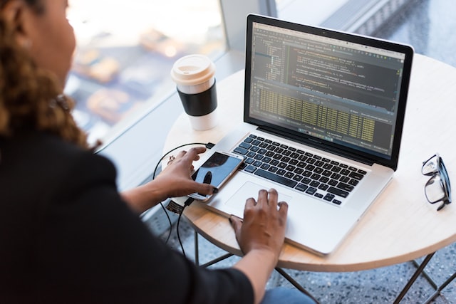 Una donna al lavoro sul suo laptop - trovare lavoro dopo i cinquanta