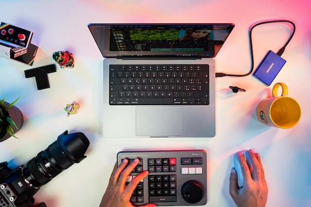 A person typing on a keyboard | Guadagnare da content creator